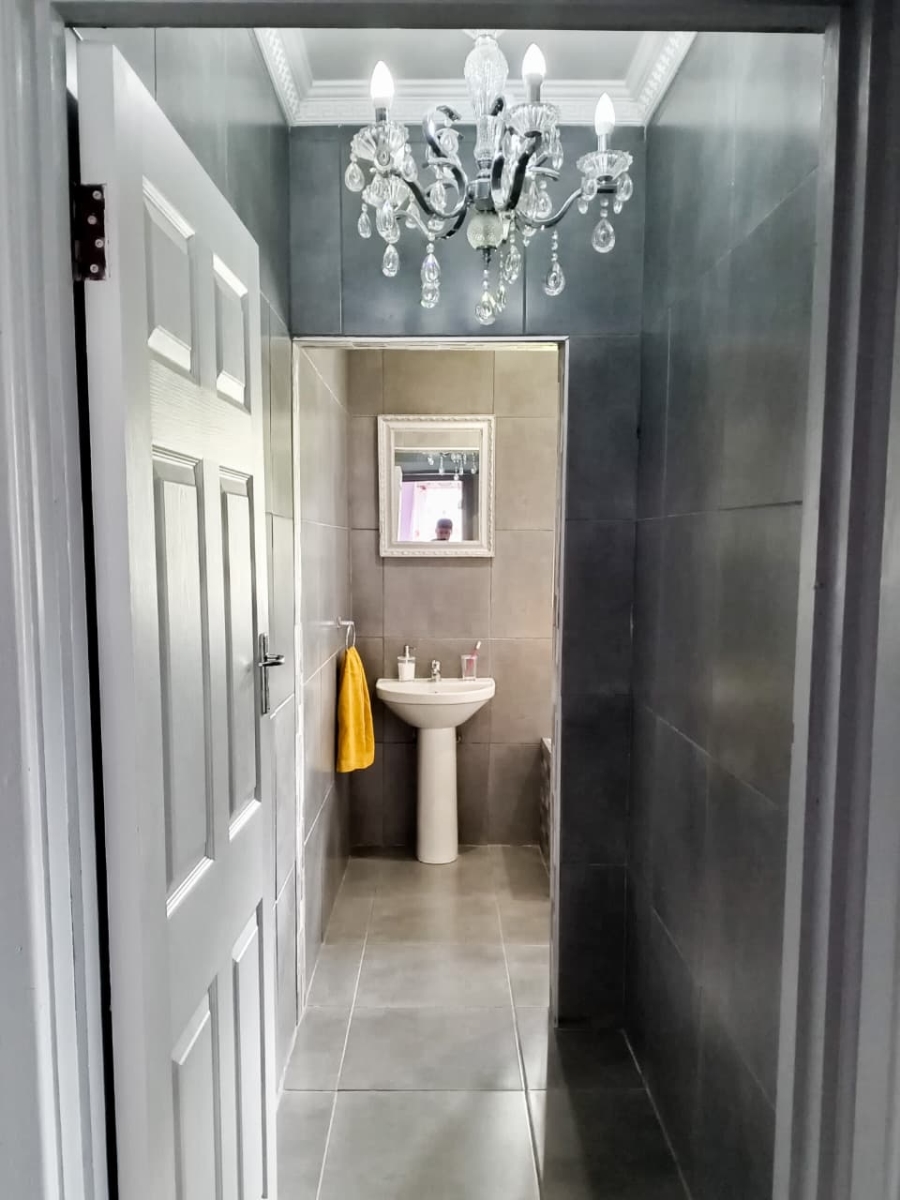 4 Bedroom Property for Sale in Abbotsford Eastern Cape